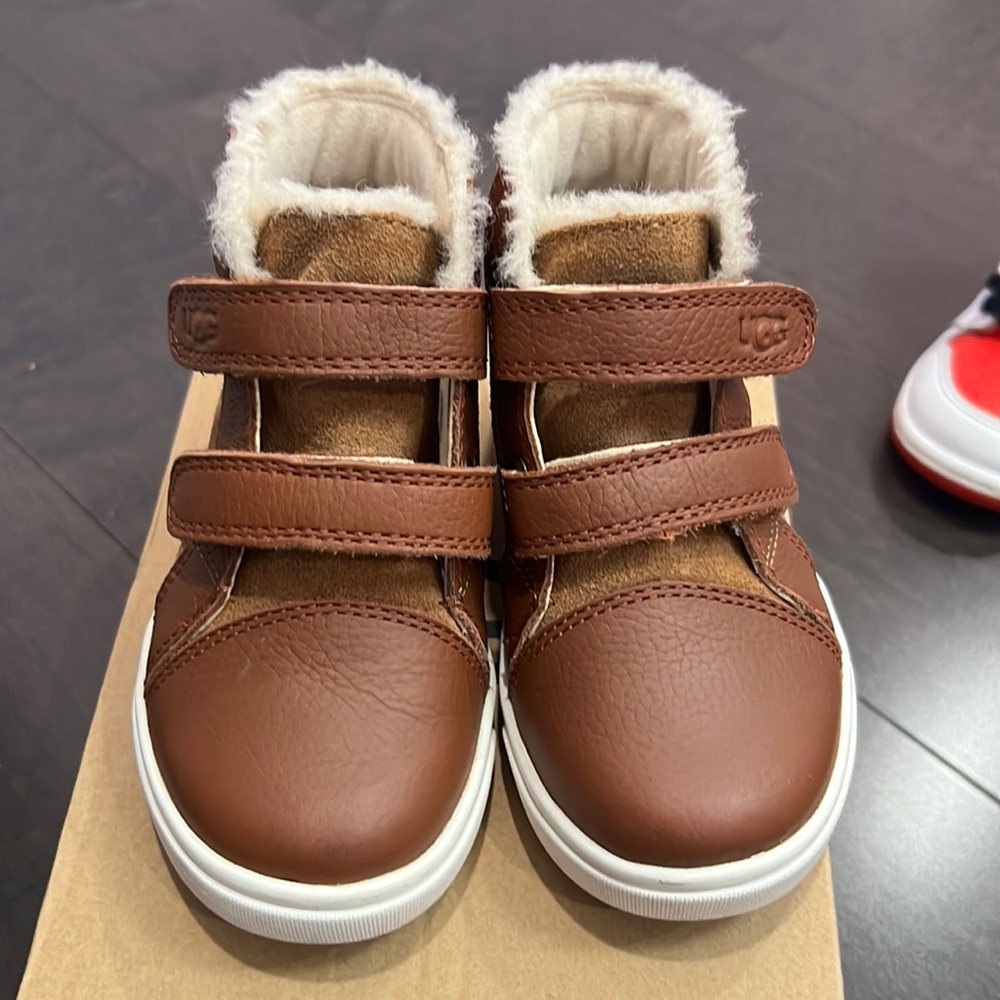 Ugg boots toddler size 8 Like New